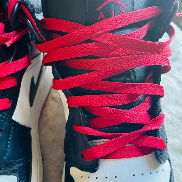 Air Jordan 1 Mid Gym Red Black Toe (GS) DQ8423-106 Size 6.5 Y - Picture 3 of 7